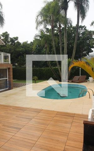 Casa à venda com 280m², 3 quartos e 2 vagas Casa à venda com 280m², 3 quartos e 2 vagasPiscina
