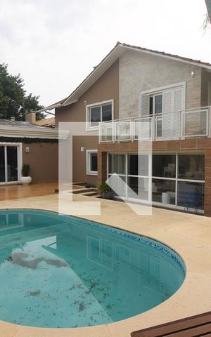 Casa à venda com 280m², 3 quartos e 2 vagas Casa à venda com 280m², 3 quartos e 2 vagasPiscina