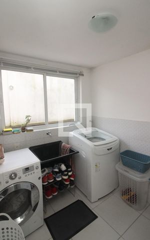 Casa à venda com 280m², 3 quartos e 2 vagas Casa à venda com 280m², 3 quartos e 2 vagasÁrea de Serviço