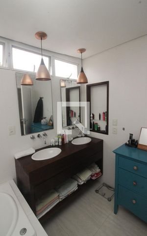 Casa à venda com 280m², 3 quartos e 2 vagas Casa à venda com 280m², 3 quartos e 2 vagasBanheiro da Suíte