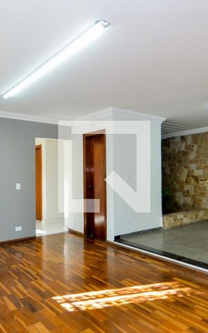 Casa para alugar com 300m², 4 quartos e 7 vagasSala