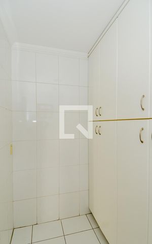 Casa para alugar com 300m², 4 quartos e 7 vagasCozinha - Armários