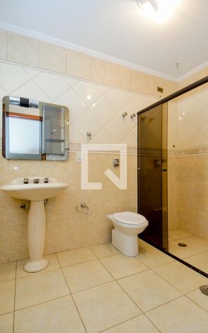 Casa para alugar com 300m², 4 quartos e 7 vagasBanheiro Social