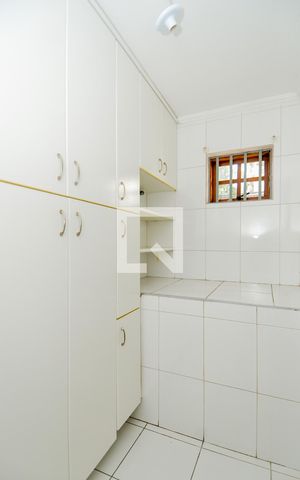 Casa para alugar com 300m², 4 quartos e 7 vagasCozinha - Armários