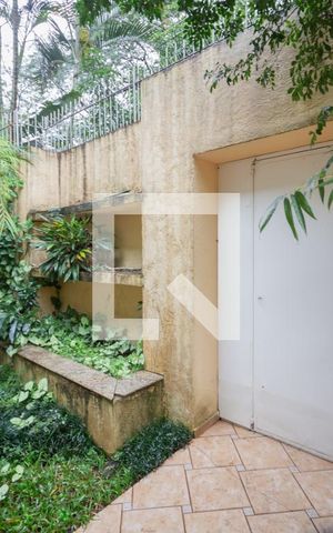 Casa à venda com 596m², 4 quartos e 10 vagas Casa à venda com 596m², 4 quartos e 10 vagasQuintal e Jardim
