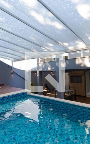 Casa à venda com 205m², 3 quartos e 3 vagas Casa à venda com 205m², 3 quartos e 3 vagasPiscina