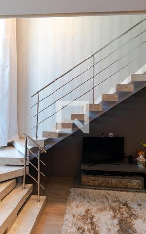 Casa à venda com 205m², 3 quartos e 3 vagas Casa à venda com 205m², 3 quartos e 3 vagasEscada