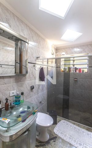 Casa à venda com 180m², 3 quartos e 2 vagas Casa à venda com 180m², 3 quartos e 2 vagasBanheiro social