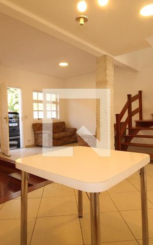 Casa de condomínio à venda com 108m², 3 quartos e 2 vagasSala