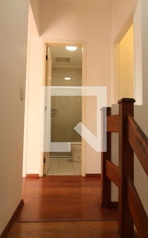 Casa de condomínio à venda com 108m², 3 quartos e 2 vagasEscada