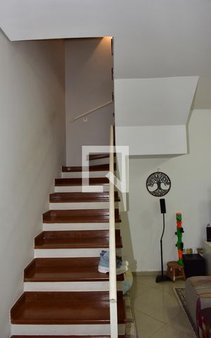 Casa de condomínio à venda com 241m², 4 quartos e 3 vagasEscada