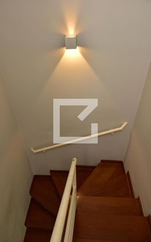 Casa de condomínio à venda com 241m², 4 quartos e 3 vagasEscada