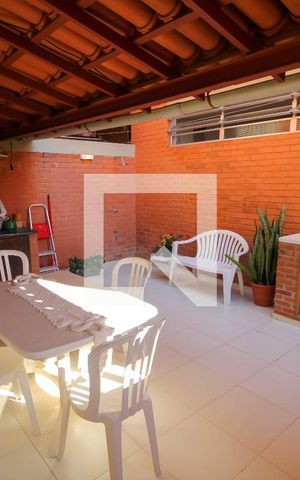 Casa de condomínio à venda com 314m², 5 quartos e 1 vaga Casa de condomínio à venda com 314m², 5 quartos e 1 vagaÁrea Externa