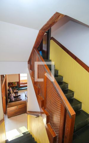 Casa de condomínio à venda com 314m², 5 quartos e 1 vaga Casa de condomínio à venda com 314m², 5 quartos e 1 vagaEscada