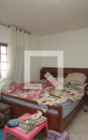 Casa à venda com 208m², 2 quartos e 2 vagas Casa à venda com 208m², 2 quartos e 2 vagasQuarto