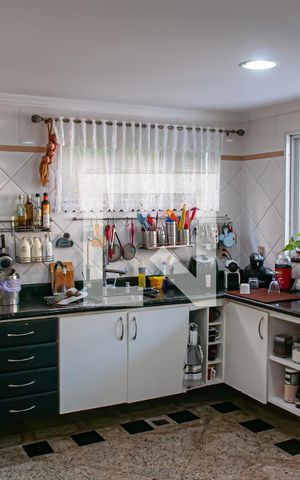 Casa para alugar com 400m², 4 quartos e 4 vagas Casa para alugar com 400m², 4 quartos e 4 vagasCozinha