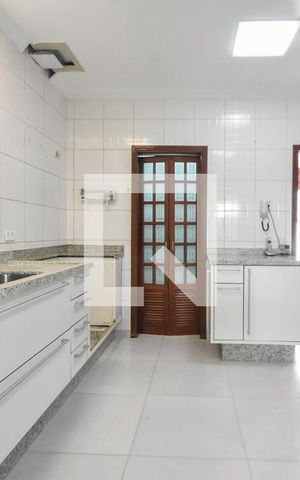 Casa para alugar com 400m², 4 quartos e 6 vagasCozinha 