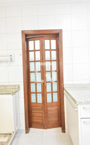 Casa para alugar com 400m², 4 quartos e 6 vagasCozinha 