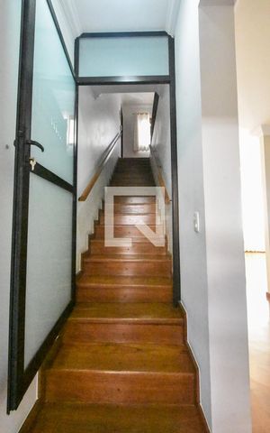 Casa para alugar com 400m², 4 quartos e 6 vagasEscada