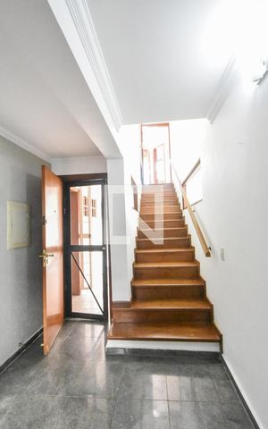 Casa para alugar com 400m², 4 quartos e 6 vagasEscada