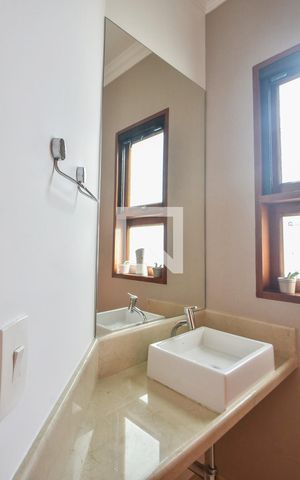Casa para alugar com 400m², 4 quartos e 6 vagasLavabo