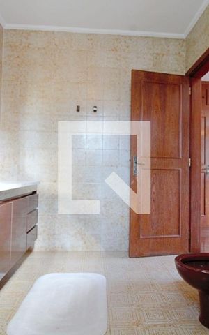 Casa à venda com 440m², 4 quartos e 3 vagas Casa à venda com 440m², 4 quartos e 3 vagasBanheiro da Suíte 1