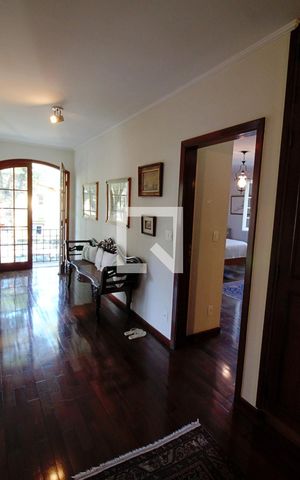 Casa à venda com 440m², 4 quartos e 3 vagas Casa à venda com 440m², 4 quartos e 3 vagasCorredor
