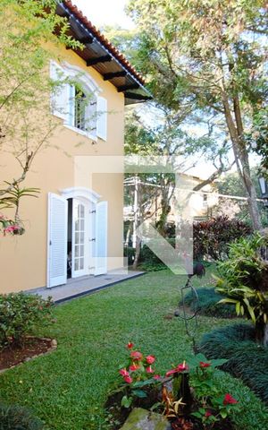 Casa à venda com 440m², 4 quartos e 3 vagas Casa à venda com 440m², 4 quartos e 3 vagasQuintal