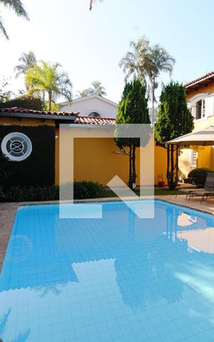 Casa à venda com 440m², 4 quartos e 3 vagas Casa à venda com 440m², 4 quartos e 3 vagasPiscina