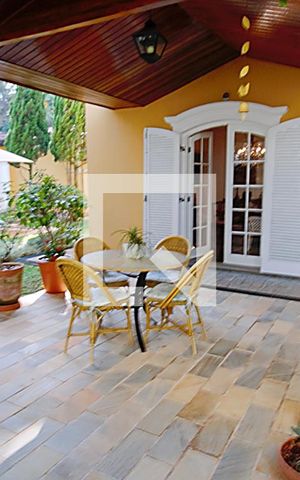 Casa à venda com 440m², 4 quartos e 3 vagas Casa à venda com 440m², 4 quartos e 3 vagasQuintal
