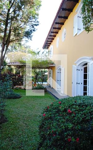 Casa à venda com 440m², 4 quartos e 3 vagas Casa à venda com 440m², 4 quartos e 3 vagasQuintal