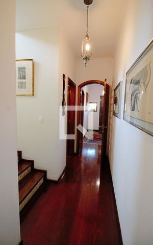Casa à venda com 440m², 4 quartos e 3 vagas Casa à venda com 440m², 4 quartos e 3 vagasCorredor