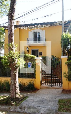 Casa à venda com 440m², 4 quartos e 3 vagas Casa à venda com 440m², 4 quartos e 3 vagasFachada