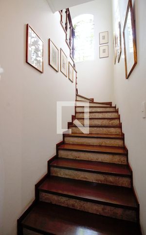 Casa à venda com 440m², 4 quartos e 3 vagas Casa à venda com 440m², 4 quartos e 3 vagasEscada