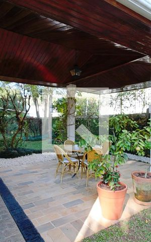 Casa à venda com 440m², 4 quartos e 3 vagas Casa à venda com 440m², 4 quartos e 3 vagasQuintal