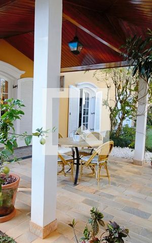Casa à venda com 440m², 4 quartos e 3 vagas Casa à venda com 440m², 4 quartos e 3 vagasQuintal