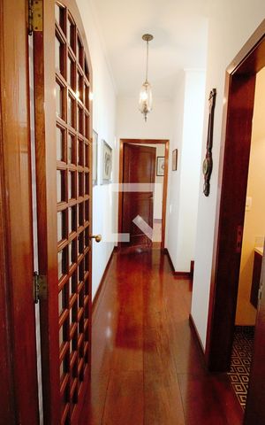 Casa à venda com 440m², 4 quartos e 3 vagas Casa à venda com 440m², 4 quartos e 3 vagasCorredor