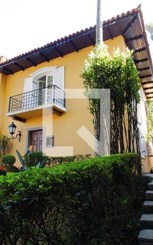 Casa à venda com 440m², 4 quartos e 3 vagas Casa à venda com 440m², 4 quartos e 3 vagasQuintal