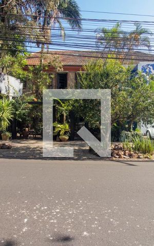 Casa à venda com 234m², 5 quartos e 1 vaga Casa à venda com 234m², 5 quartos e 1 vagaFachada