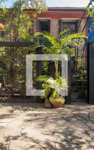 Casa à venda com 234m², 5 quartos e 1 vaga Casa à venda com 234m², 5 quartos e 1 vagaFachada