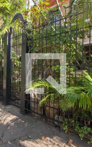 Casa à venda com 234m², 5 quartos e 1 vaga Casa à venda com 234m², 5 quartos e 1 vagaFachada