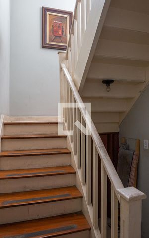 Casa à venda com 120m², 3 quartos e 2 vagas Casa à venda com 120m², 3 quartos e 2 vagasEscada