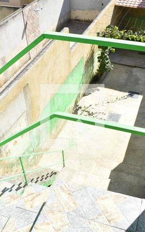 Casa para alugar com 108m², 2 quartos e 1 vagaEscada
