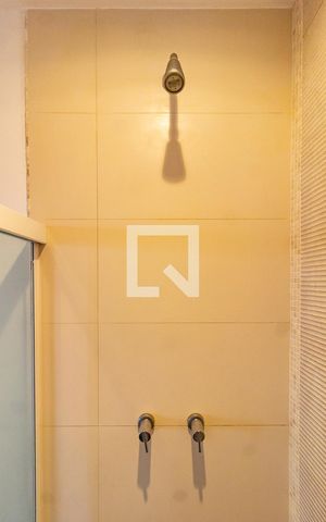 Apartamento para alugar com 70m², 2 quartos e 1 vagaDetalhe do banheiro social 