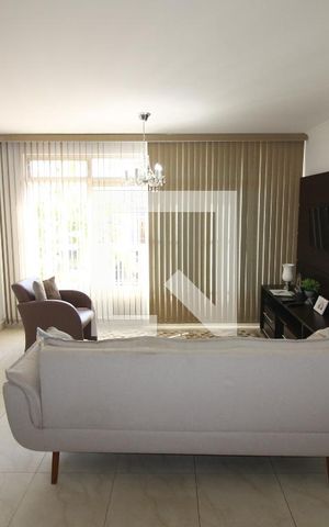 Casa à venda com 240m², 3 quartos e 3 vagasSala