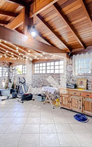 Casa à venda com 329m², 5 quartos e 2 vagasVaranda