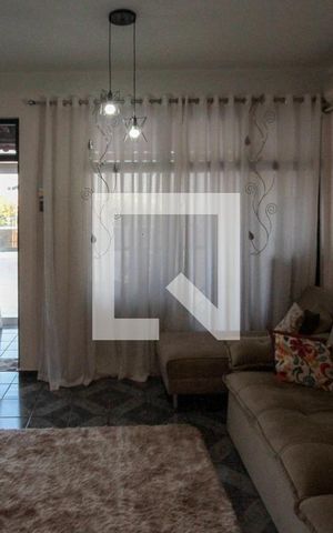Casa à venda com 200m², 3 quartos e 6 vagas Casa à venda com 200m², 3 quartos e 6 vagasSala
