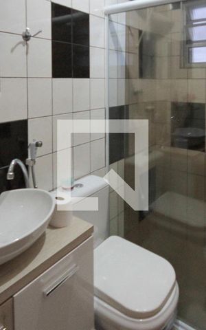 Casa à venda com 200m², 3 quartos e 6 vagas Casa à venda com 200m², 3 quartos e 6 vagasBanheiro da Suíte