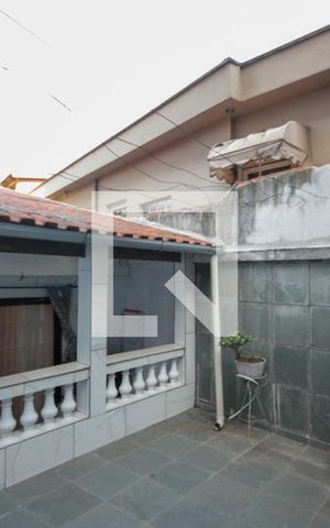 Casa à venda com 200m², 3 quartos e 6 vagas Casa à venda com 200m², 3 quartos e 6 vagasQuintal