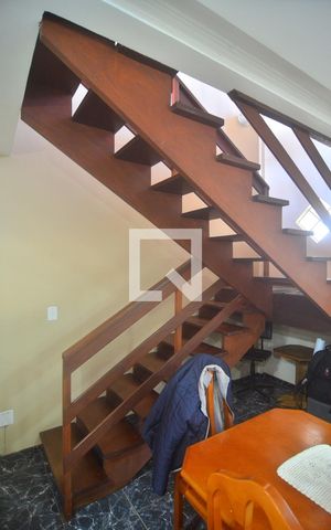 Casa à venda com 270m², 3 quartos e 3 vagasEscada